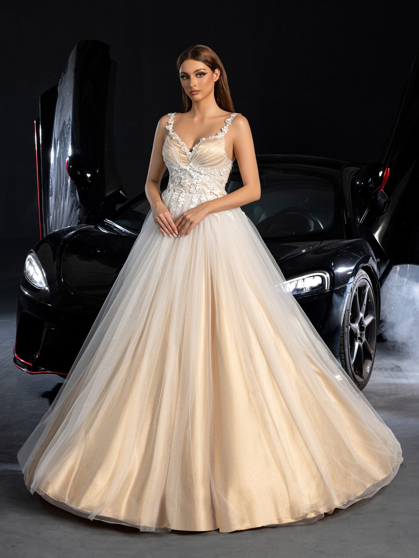 Lace-Up Backless Sleeveless A-Line Appliqué Wedding Dress in White