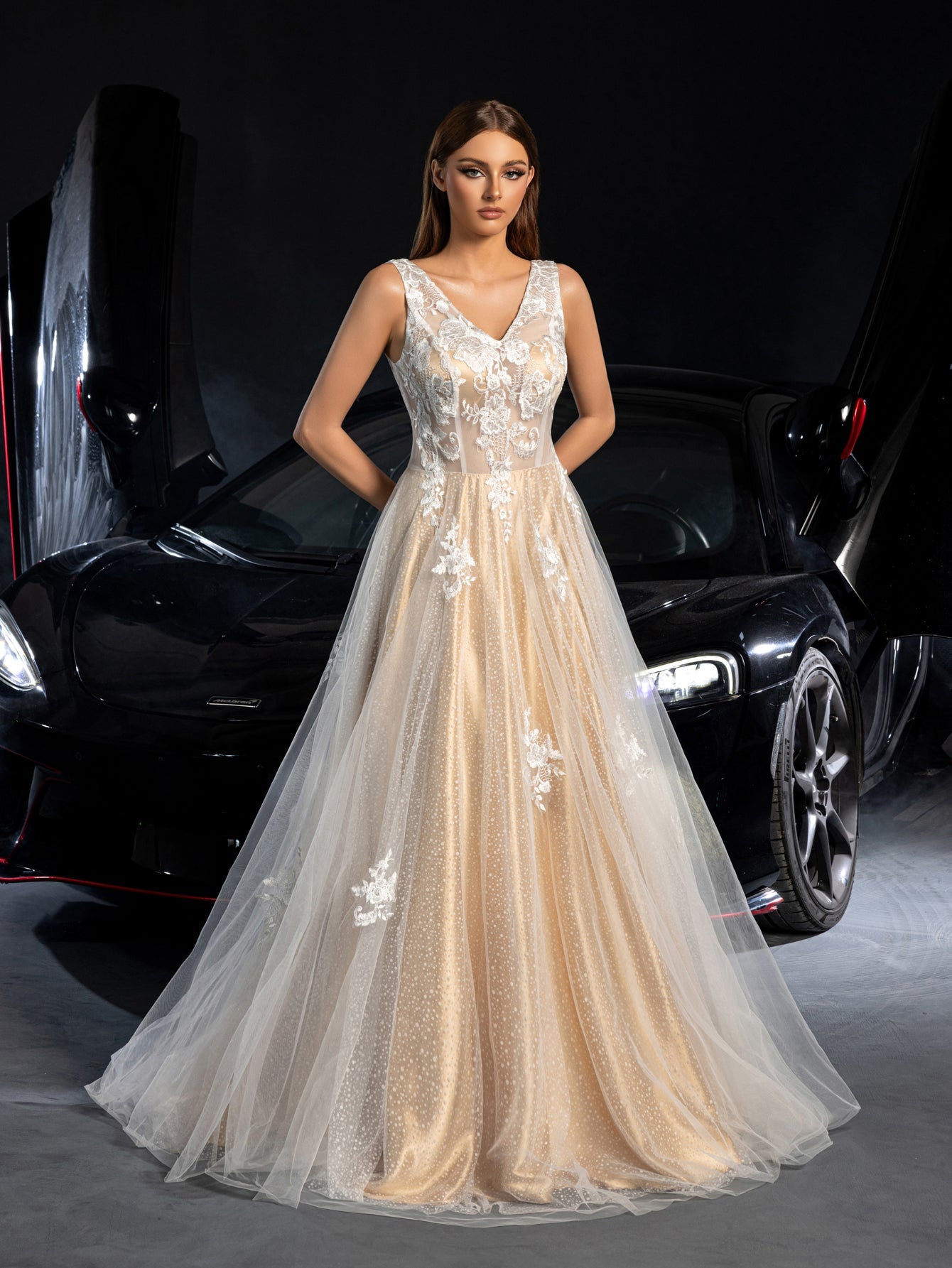 Gorgeous Applique Detail Plunging Neck Lace Overlay Tulle Wedding Dress – view 6